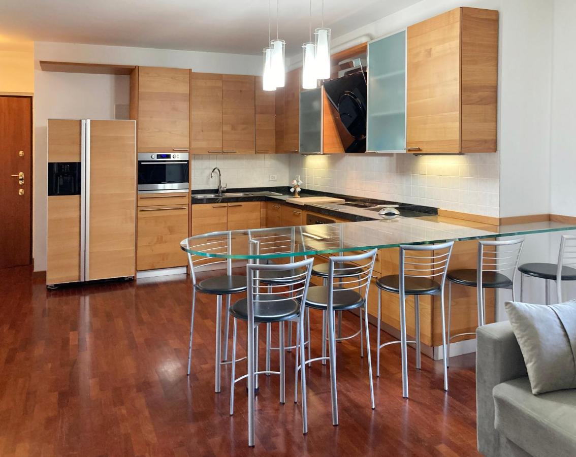 Large Well-Equipped Appartement Near Como Lake เลคโค ภายนอก รูปภาพ