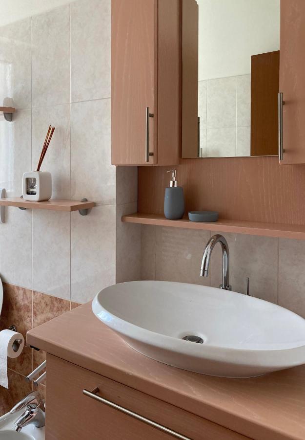 Large Well-Equipped Appartement Near Como Lake เลคโค ภายนอก รูปภาพ