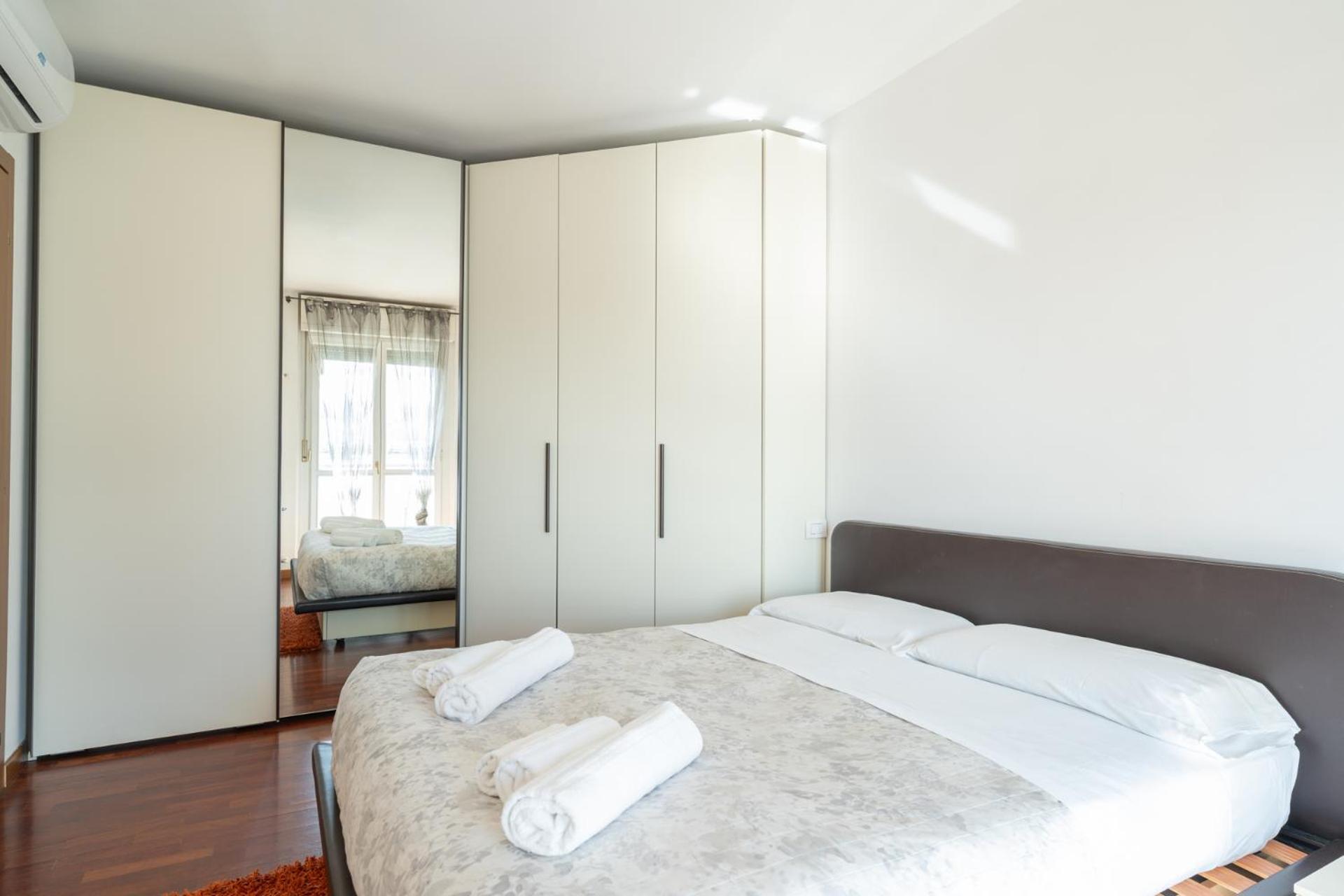 Large Well-Equipped Appartement Near Como Lake เลคโค ภายนอก รูปภาพ