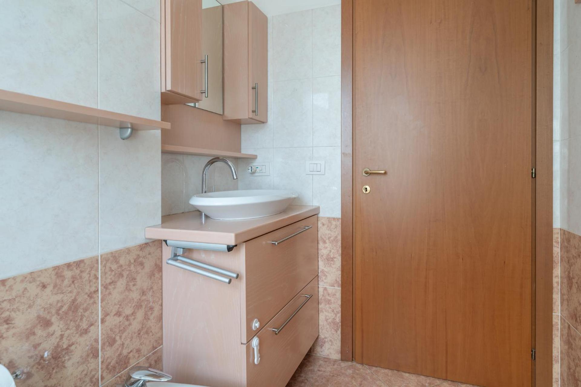 Large Well-Equipped Appartement Near Como Lake เลคโค ภายนอก รูปภาพ