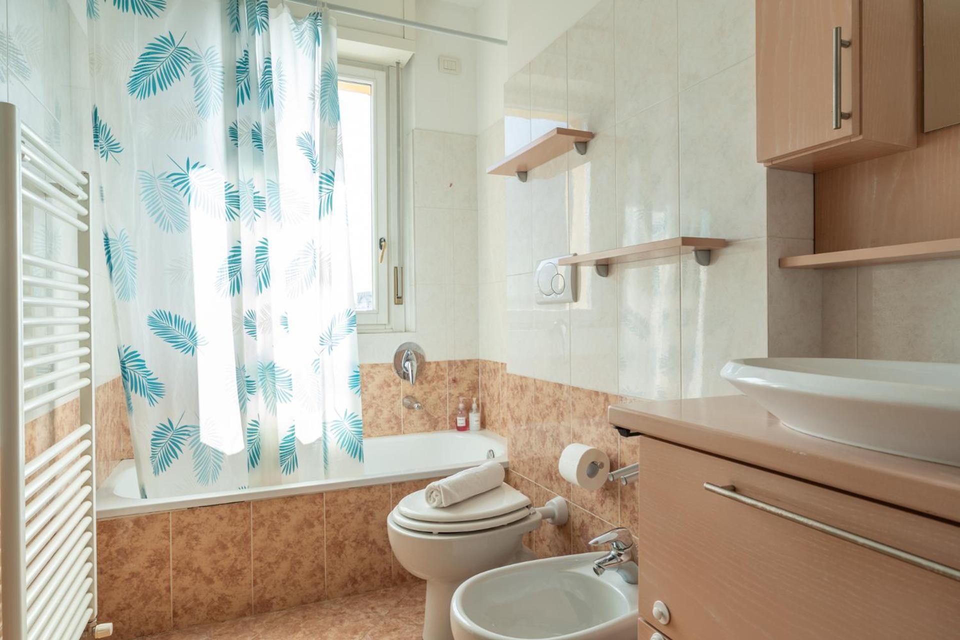 Large Well-Equipped Appartement Near Como Lake เลคโค ภายนอก รูปภาพ