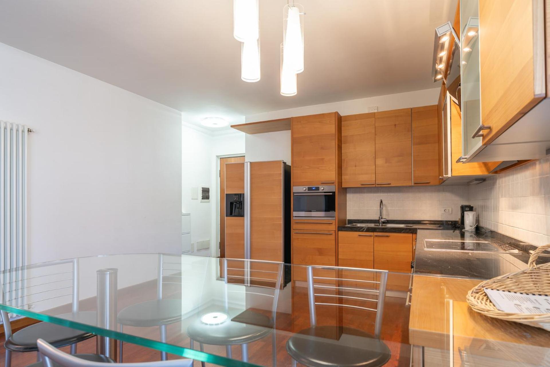 Large Well-Equipped Appartement Near Como Lake เลคโค ภายนอก รูปภาพ